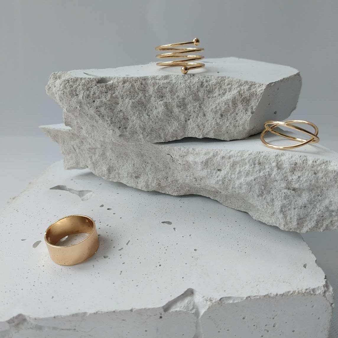 Strukturierter weisse Produktfotografie Requisiten aus Betonstein von Pasinga Props Goldene Ringe auf handgefertigten strukturierten weissen Beton als Foto Requisiten .