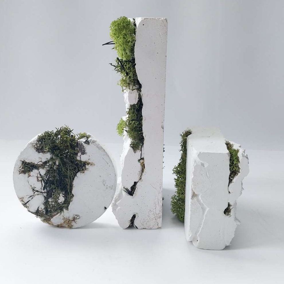 Kundenspezifisches Schmuckständer aus weissem Beton mit Moos von Pasinga Props Kundenspezifisches Schmuckdisplay, geometrische Objekte aus weissem strukturiertem Beton mit grünem Moos
