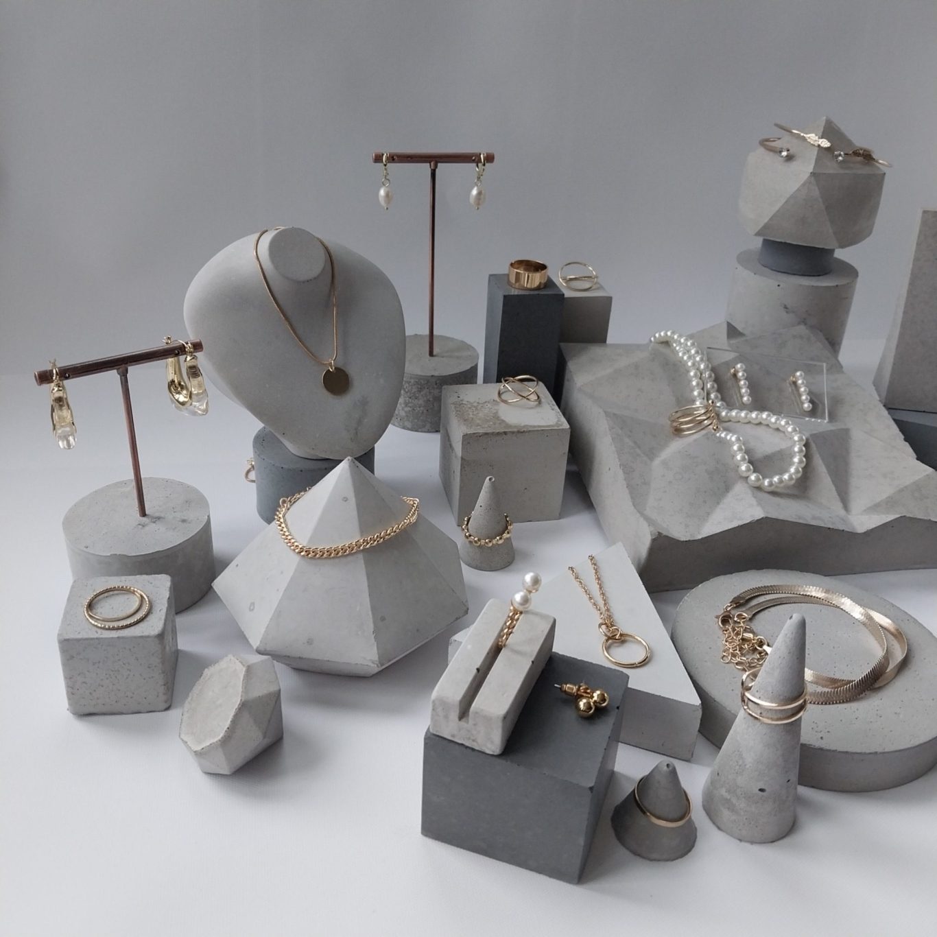 Geometrische Schmuckständer aus Beton von Pasinga Props Geometrische Formen aus Beton in verschiedenen Größen, dreieckig und kantig, mit Schmuck als Display and Foto Props.